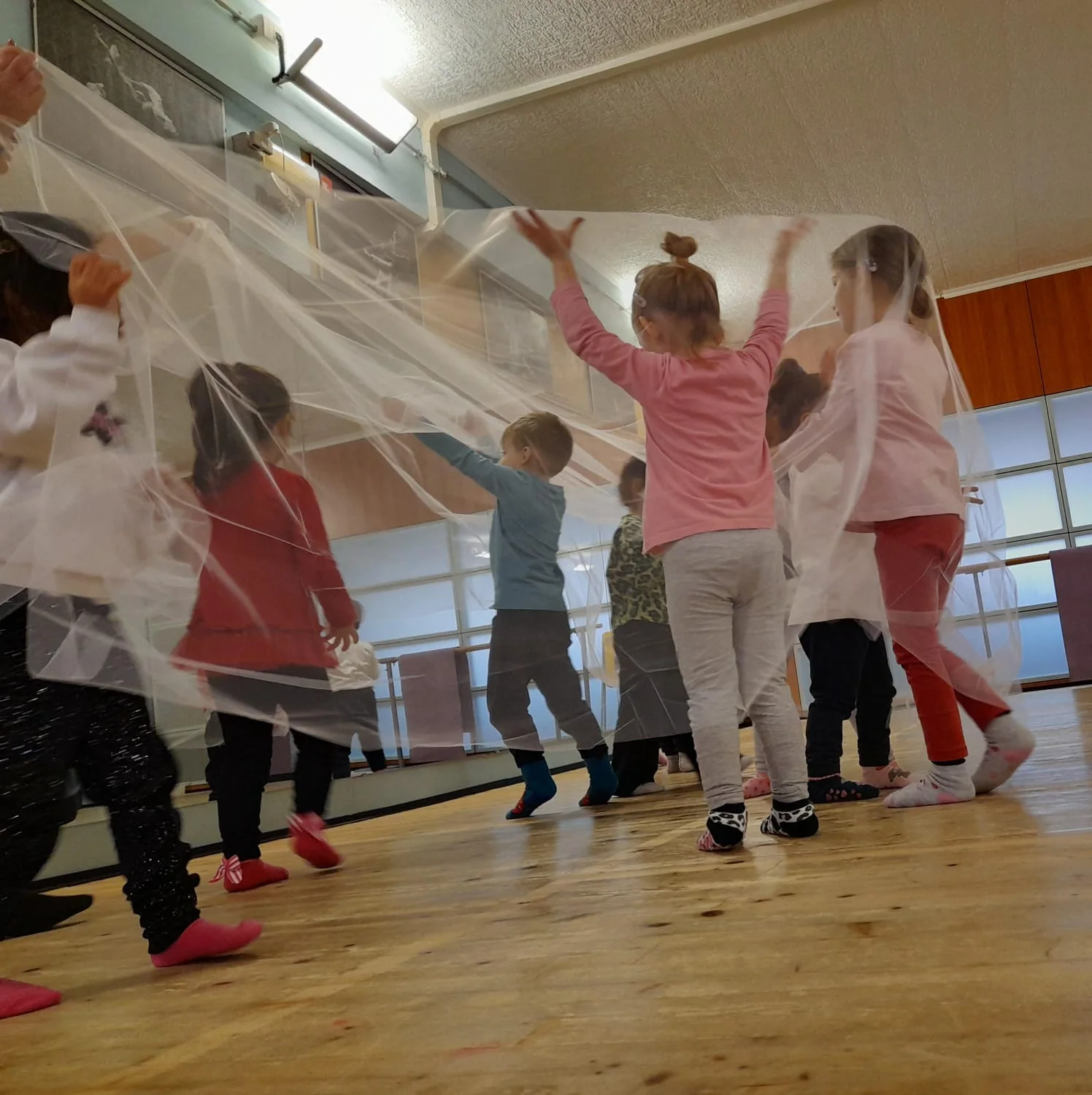Bambini durante un laboratorio creativo